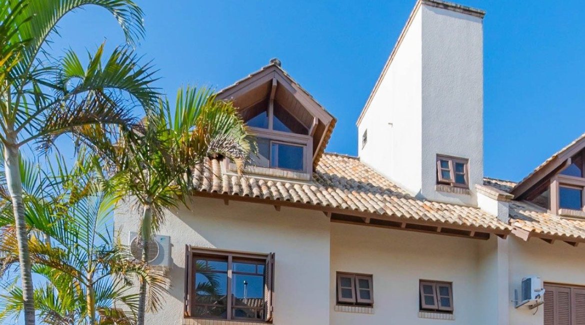 Casa em Condomínio à venda com 254m², 3 dormitórios, 1 suíte, 3 vagas, no bairro Vila Assunção em Porto Alegre
