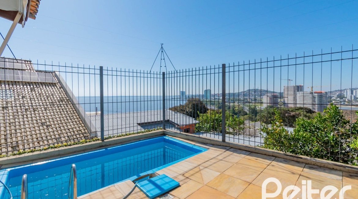 Casa em Condomínio à venda com 254m², 3 dormitórios, 1 suíte, 3 vagas, no bairro Vila Assunção em Porto Alegre