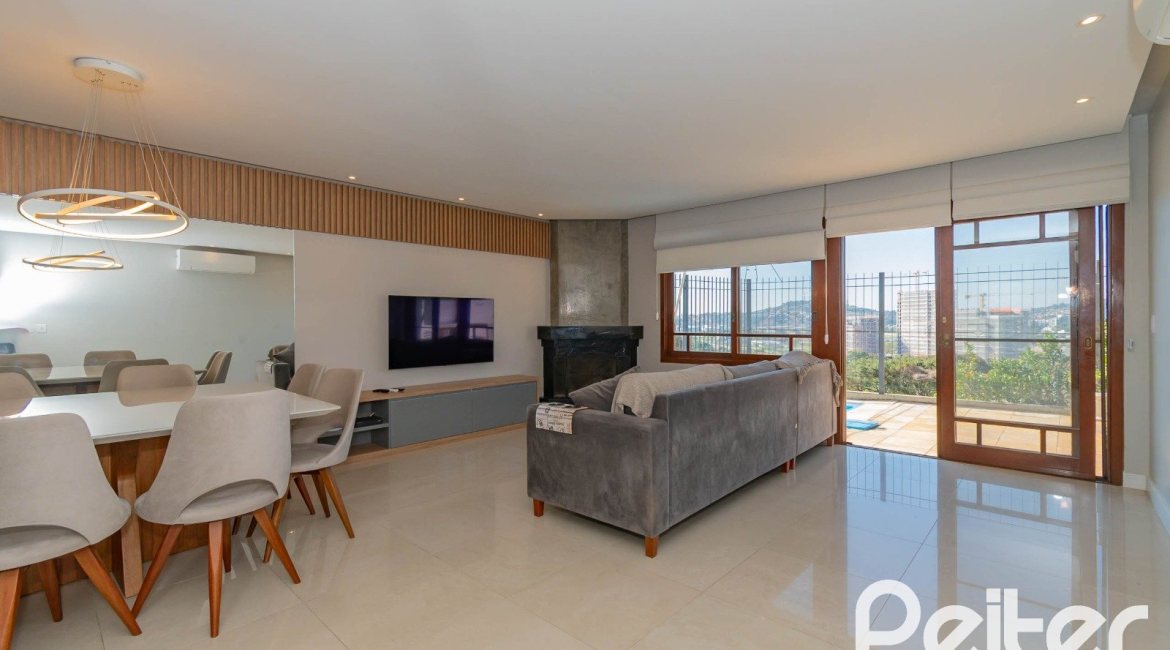 Casa em Condomínio à venda com 254m², 3 dormitórios, 1 suíte, 3 vagas, no bairro Vila Assunção em Porto Alegre