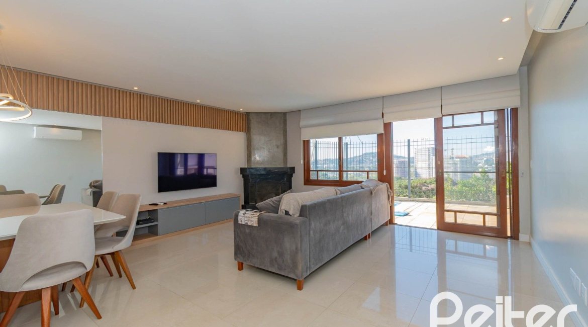 Casa em Condomínio à venda com 254m², 3 dormitórios, 1 suíte, 3 vagas, no bairro Vila Assunção em Porto Alegre