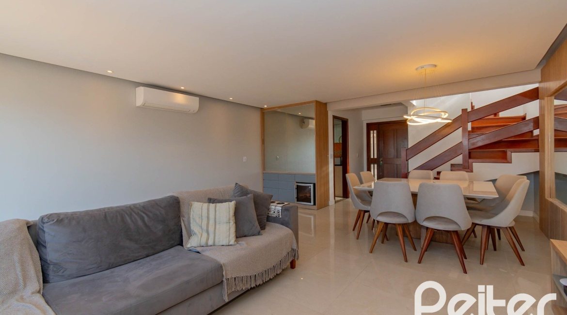 Casa em Condomínio à venda com 254m², 3 dormitórios, 1 suíte, 3 vagas, no bairro Vila Assunção em Porto Alegre