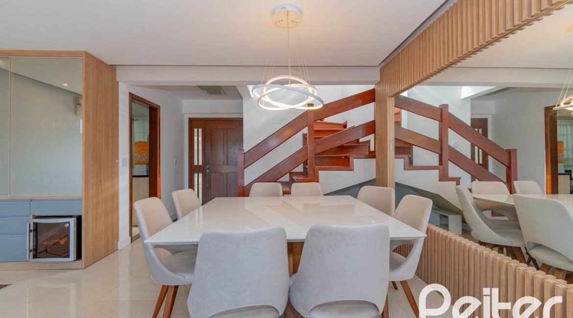 Casa em Condomínio à venda com 254m², 3 dormitórios, 1 suíte, 3 vagas, no bairro Vila Assunção em Porto Alegre