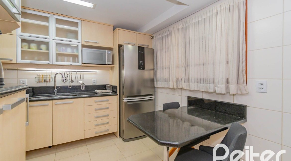 Casa em Condomínio à venda com 254m², 3 dormitórios, 1 suíte, 3 vagas, no bairro Vila Assunção em Porto Alegre