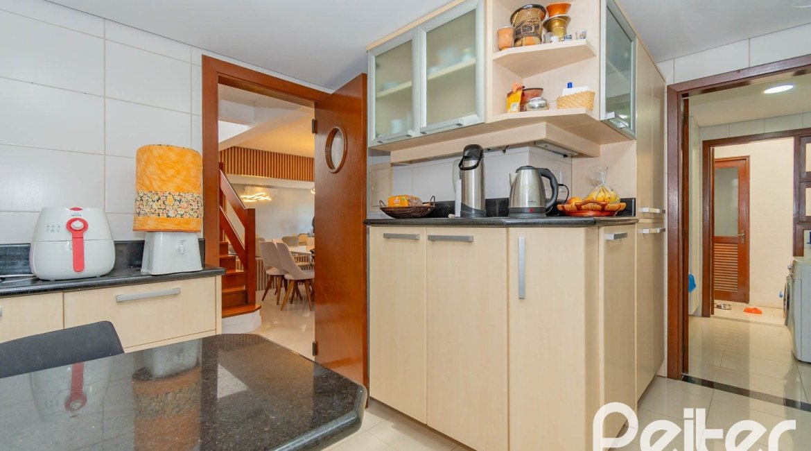 Casa em Condomínio à venda com 254m², 3 dormitórios, 1 suíte, 3 vagas, no bairro Vila Assunção em Porto Alegre