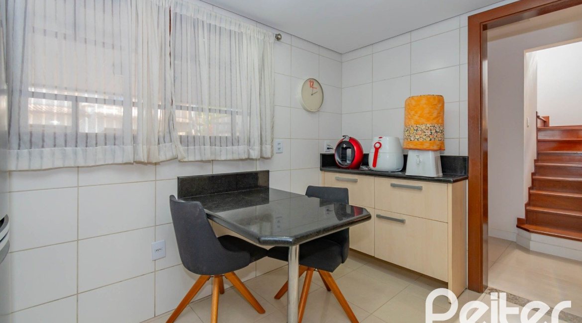 Casa em Condomínio à venda com 254m², 3 dormitórios, 1 suíte, 3 vagas, no bairro Vila Assunção em Porto Alegre