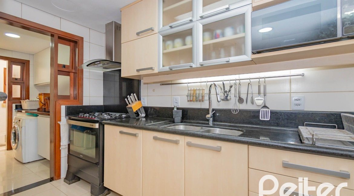 Casa em Condomínio à venda com 254m², 3 dormitórios, 1 suíte, 3 vagas, no bairro Vila Assunção em Porto Alegre