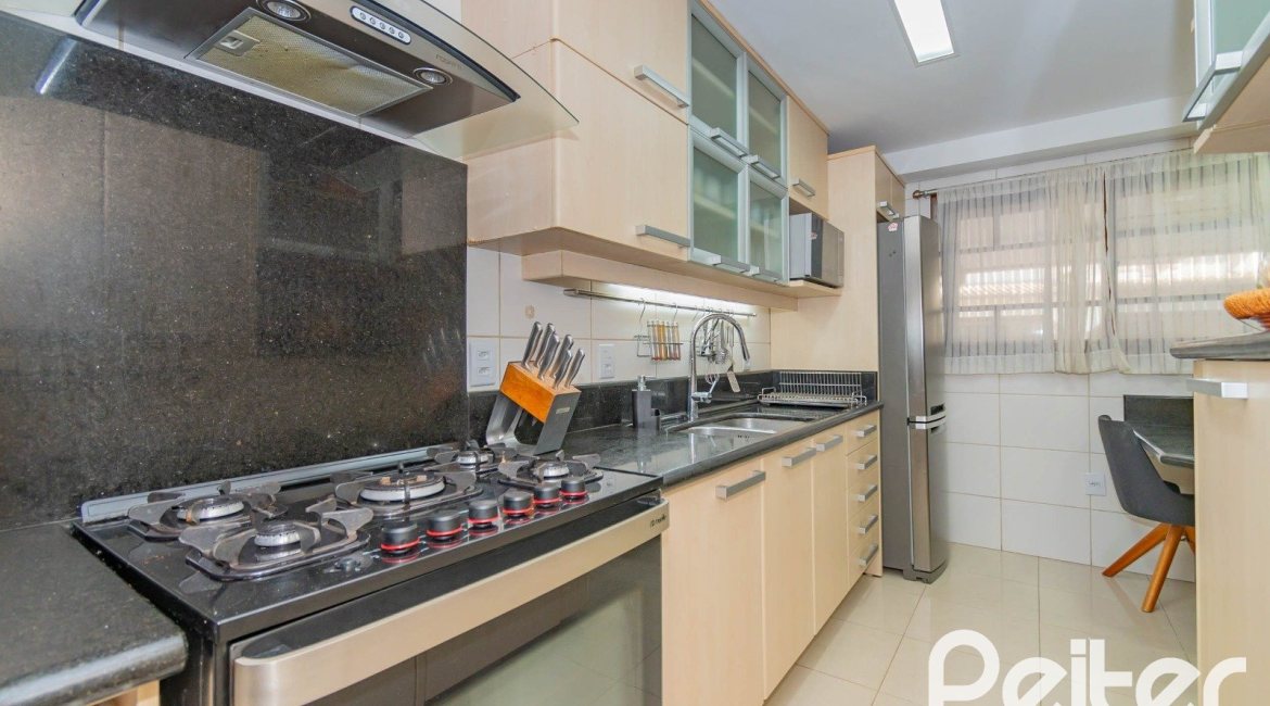 Casa em Condomínio à venda com 254m², 3 dormitórios, 1 suíte, 3 vagas, no bairro Vila Assunção em Porto Alegre