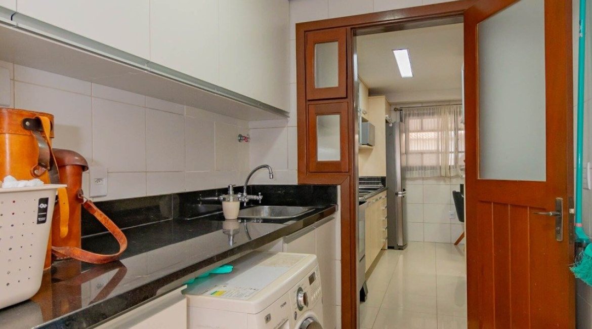 Casa em Condomínio à venda com 254m², 3 dormitórios, 1 suíte, 3 vagas, no bairro Vila Assunção em Porto Alegre