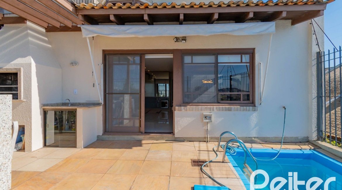 Casa em Condomínio à venda com 254m², 3 dormitórios, 1 suíte, 3 vagas, no bairro Vila Assunção em Porto Alegre