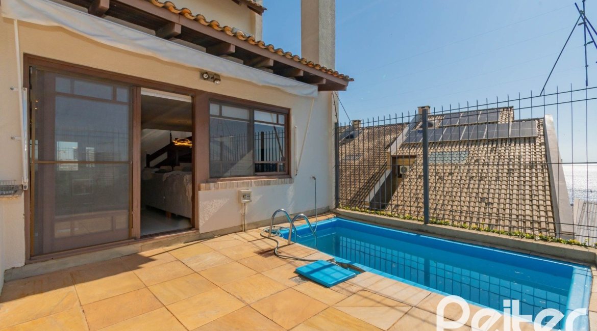 Casa em Condomínio à venda com 254m², 3 dormitórios, 1 suíte, 3 vagas, no bairro Vila Assunção em Porto Alegre