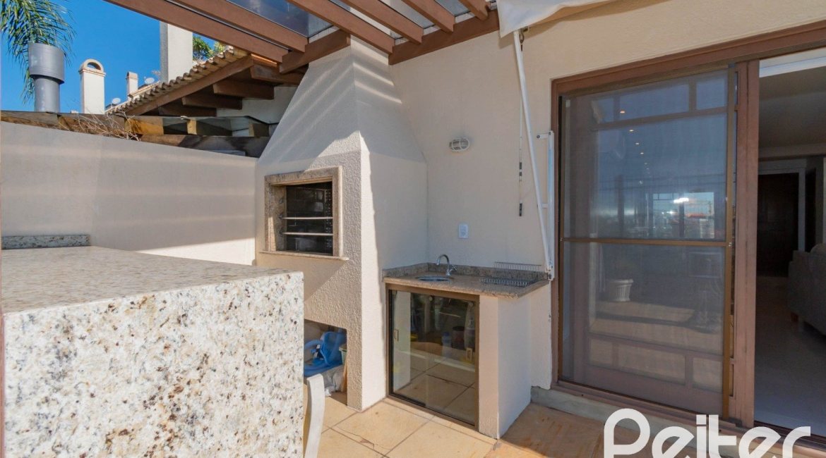 Casa em Condomínio à venda com 254m², 3 dormitórios, 1 suíte, 3 vagas, no bairro Vila Assunção em Porto Alegre