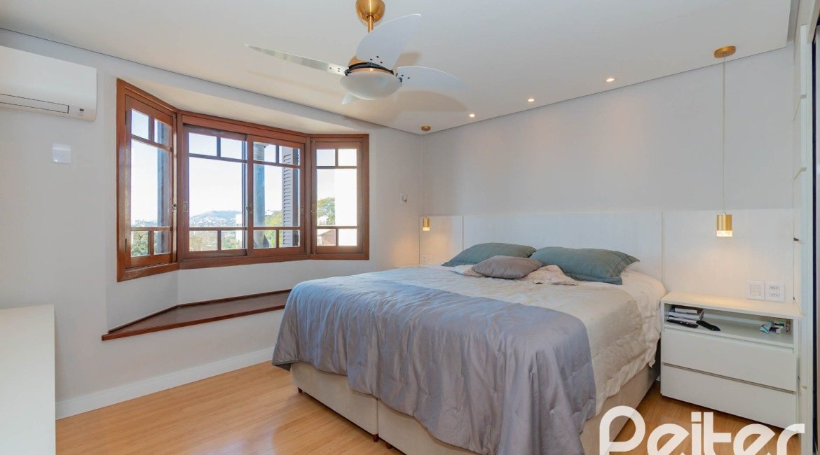 Casa em Condomínio à venda com 254m², 3 dormitórios, 1 suíte, 3 vagas, no bairro Vila Assunção em Porto Alegre