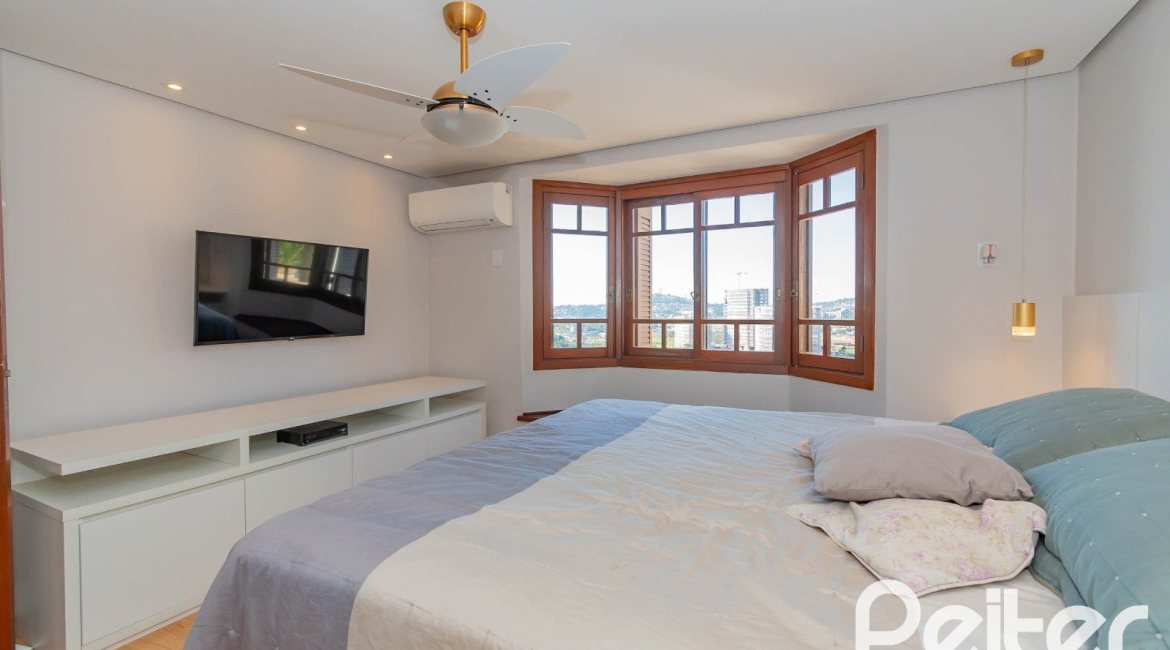 Casa em Condomínio à venda com 254m², 3 dormitórios, 1 suíte, 3 vagas, no bairro Vila Assunção em Porto Alegre