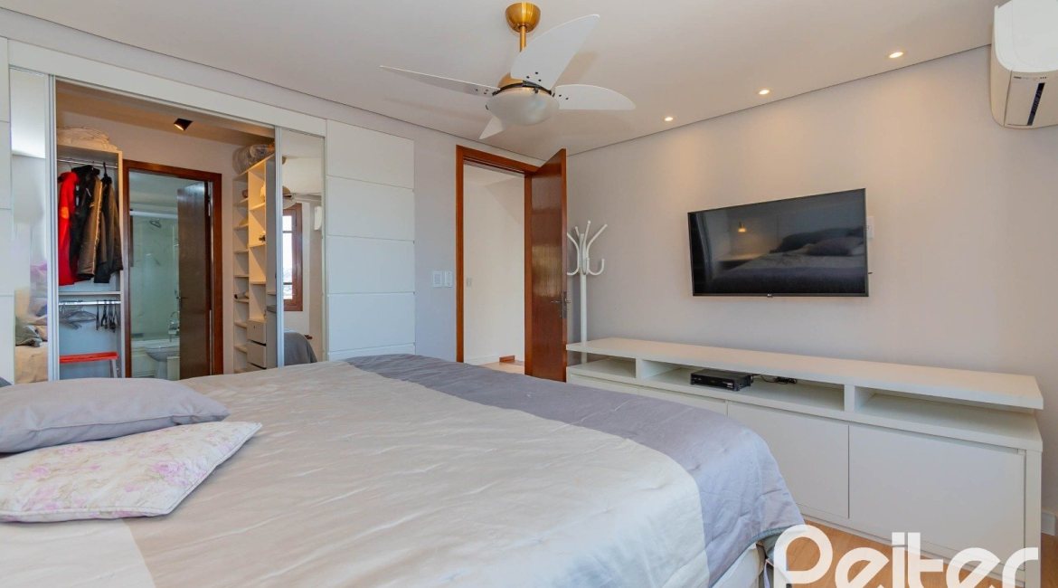 Casa em Condomínio à venda com 254m², 3 dormitórios, 1 suíte, 3 vagas, no bairro Vila Assunção em Porto Alegre