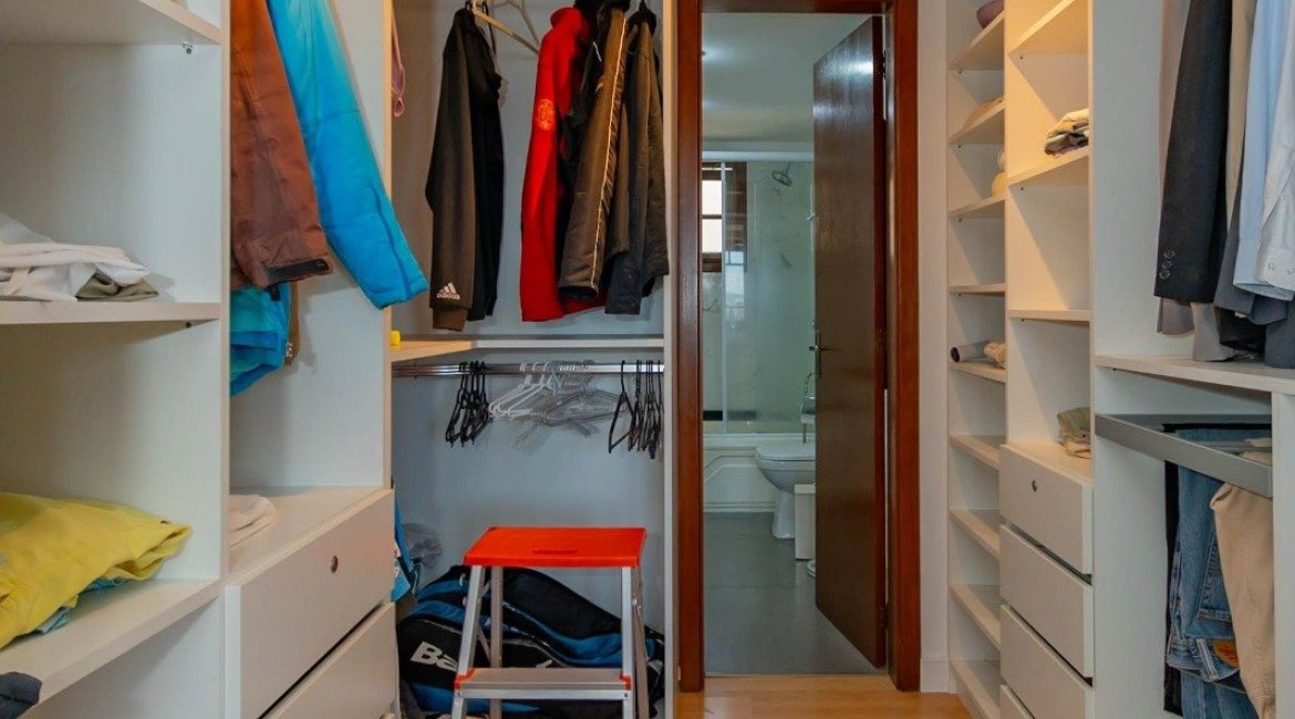 Casa em Condomínio à venda com 254m², 3 dormitórios, 1 suíte, 3 vagas, no bairro Vila Assunção em Porto Alegre