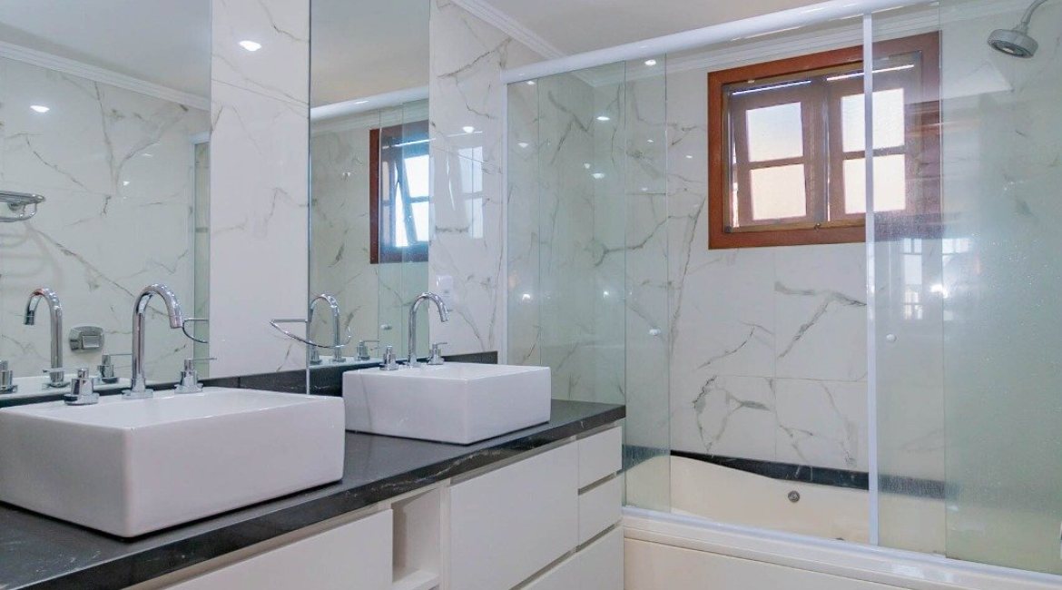 Casa em Condomínio à venda com 254m², 3 dormitórios, 1 suíte, 3 vagas, no bairro Vila Assunção em Porto Alegre