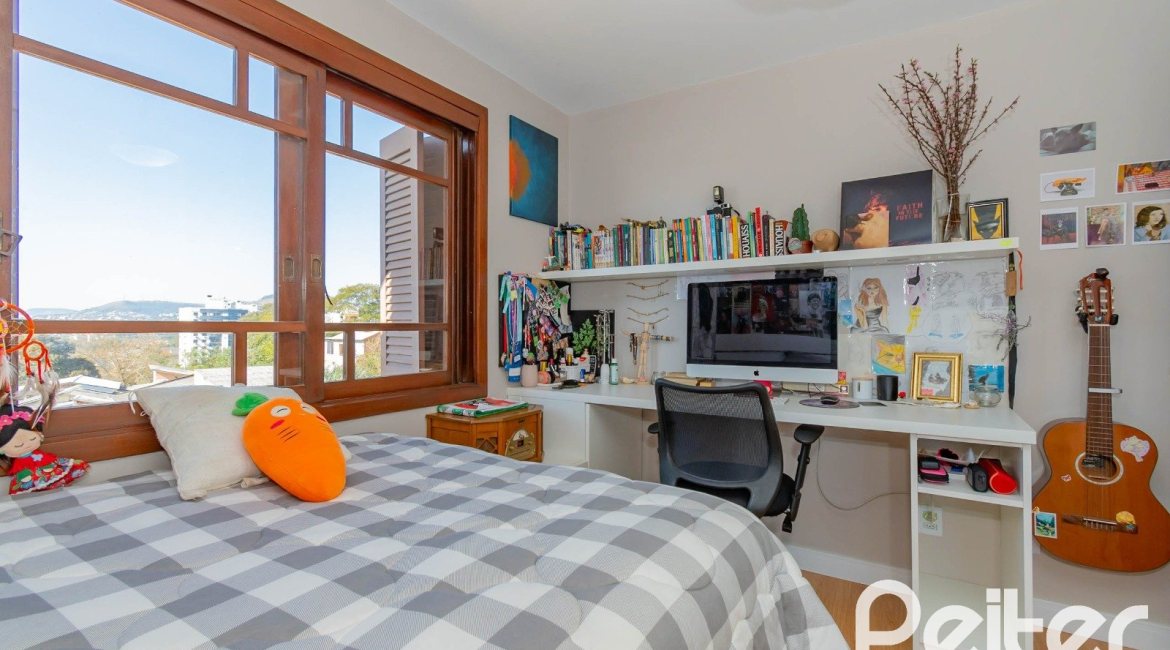 Casa em Condomínio à venda com 254m², 3 dormitórios, 1 suíte, 3 vagas, no bairro Vila Assunção em Porto Alegre