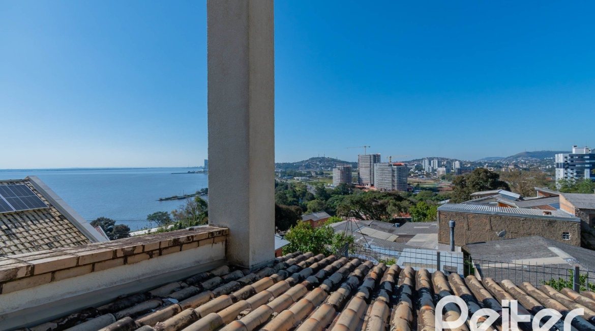 Casa em Condomínio à venda com 254m², 3 dormitórios, 1 suíte, 3 vagas, no bairro Vila Assunção em Porto Alegre