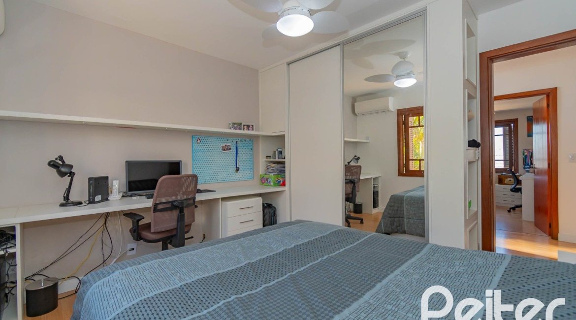 Casa em Condomínio à venda com 254m², 3 dormitórios, 1 suíte, 3 vagas, no bairro Vila Assunção em Porto Alegre