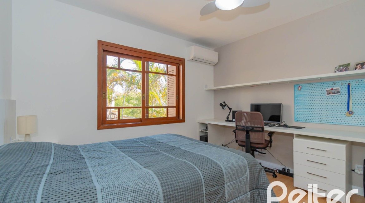 Casa em Condomínio à venda com 254m², 3 dormitórios, 1 suíte, 3 vagas, no bairro Vila Assunção em Porto Alegre