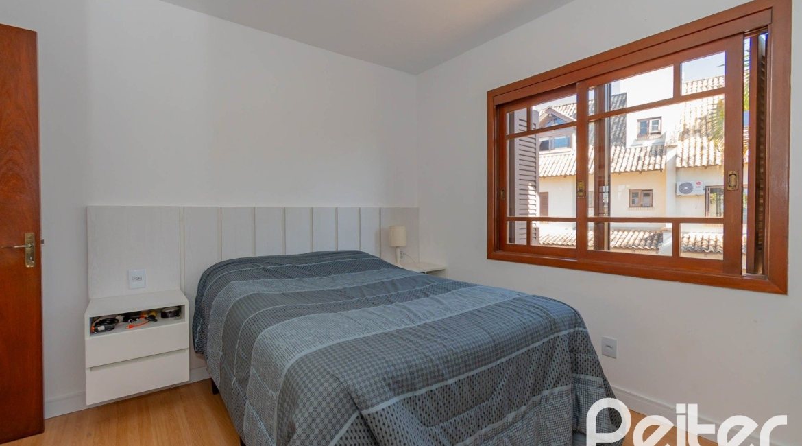 Casa em Condomínio à venda com 254m², 3 dormitórios, 1 suíte, 3 vagas, no bairro Vila Assunção em Porto Alegre