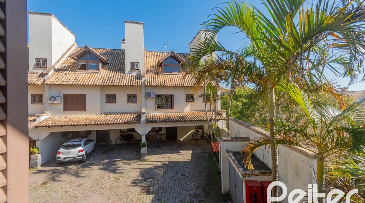 Casa em Condomínio à venda com 254m², 3 dormitórios, 1 suíte, 3 vagas, no bairro Vila Assunção em Porto Alegre