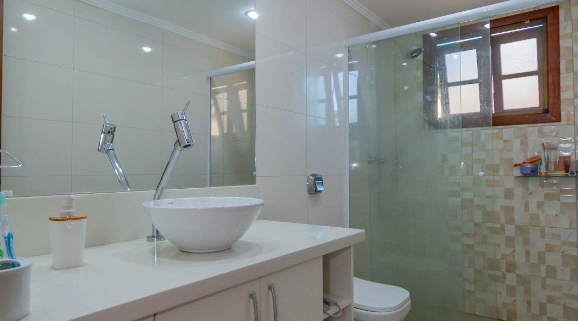 Casa em Condomínio à venda com 254m², 3 dormitórios, 1 suíte, 3 vagas, no bairro Vila Assunção em Porto Alegre