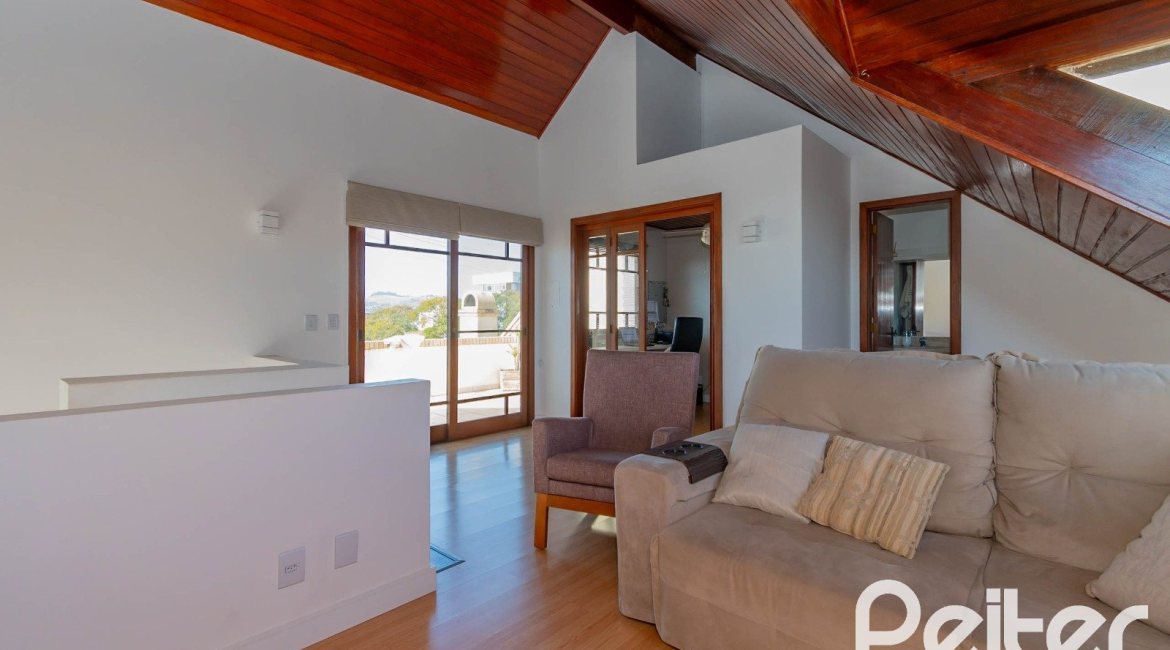 Casa em Condomínio à venda com 254m², 3 dormitórios, 1 suíte, 3 vagas, no bairro Vila Assunção em Porto Alegre