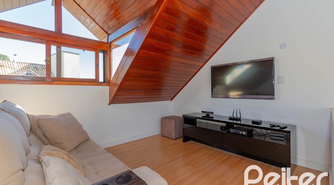 Casa em Condomínio à venda com 254m², 3 dormitórios, 1 suíte, 3 vagas, no bairro Vila Assunção em Porto Alegre