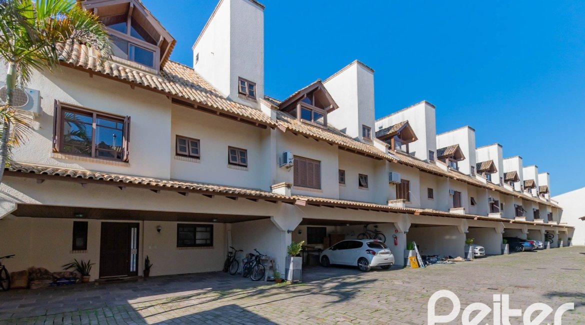 Casa em Condomínio à venda com 254m², 3 dormitórios, 1 suíte, 3 vagas, no bairro Vila Assunção em Porto Alegre