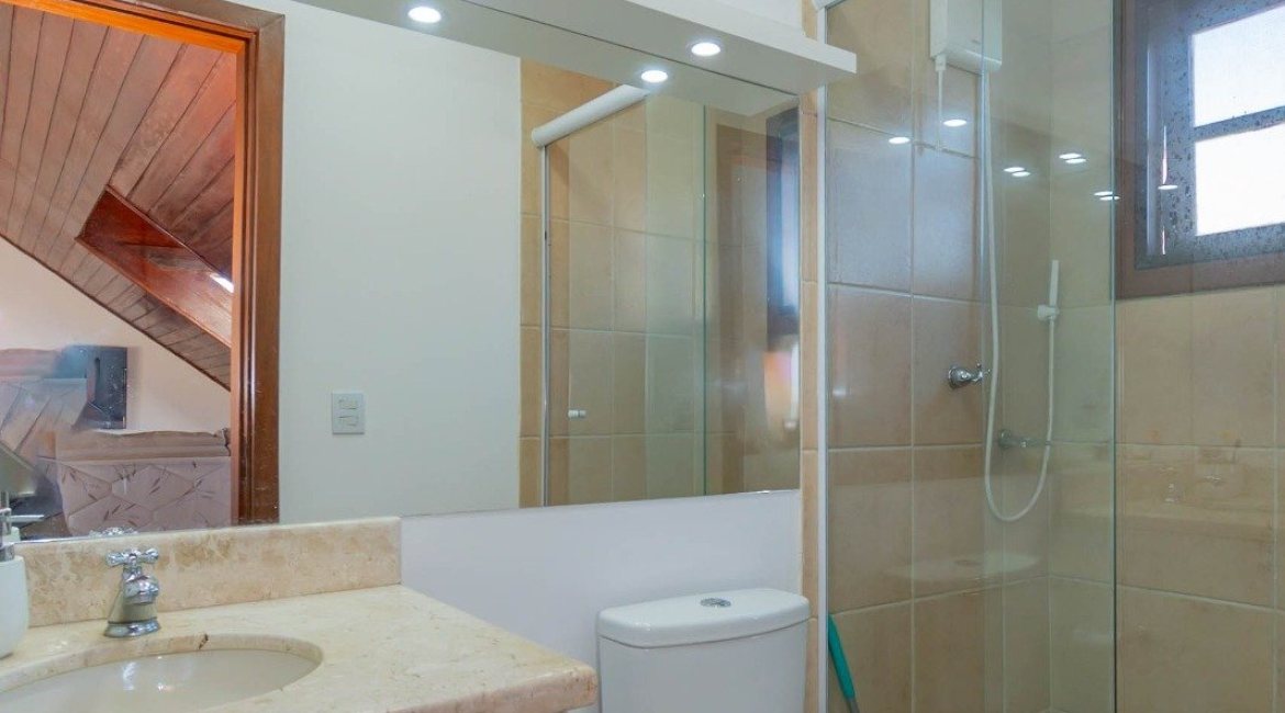Casa em Condomínio à venda com 254m², 3 dormitórios, 1 suíte, 3 vagas, no bairro Vila Assunção em Porto Alegre