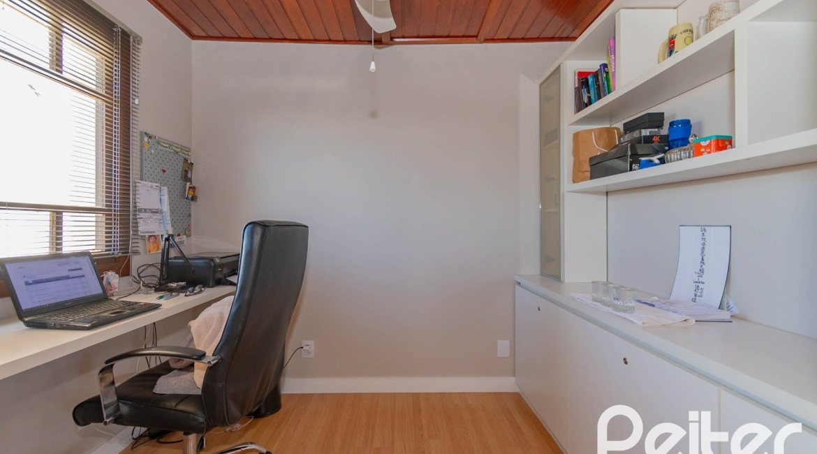 Casa em Condomínio à venda com 254m², 3 dormitórios, 1 suíte, 3 vagas, no bairro Vila Assunção em Porto Alegre