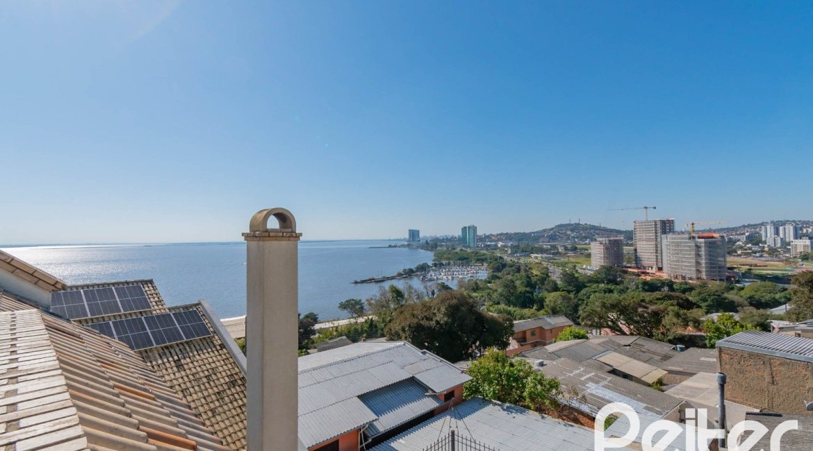 Casa em Condomínio à venda com 254m², 3 dormitórios, 1 suíte, 3 vagas, no bairro Vila Assunção em Porto Alegre