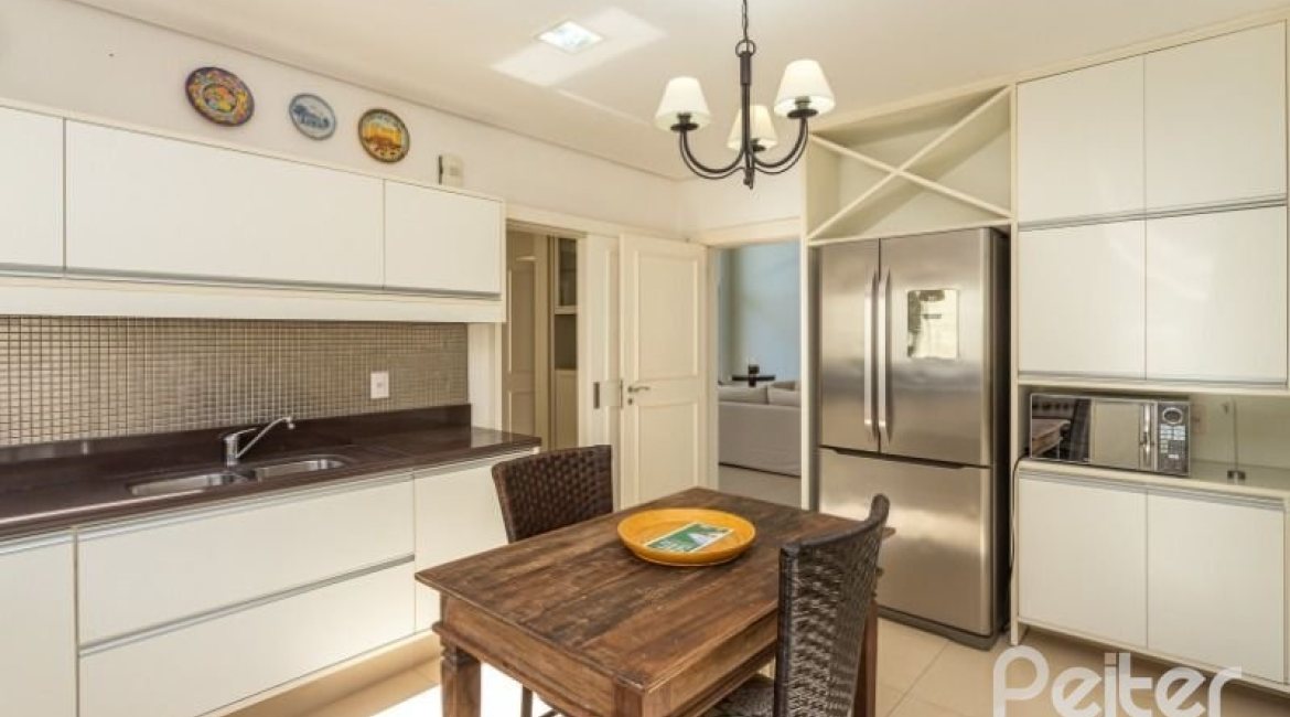 Casa em Condomínio à venda com 550m², 3 dormitórios, 3 suítes, 4 vagas, no bairro Terra Ville em PORTO ALEGRE