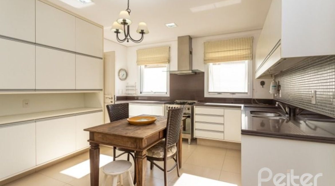 Casa em Condomínio à venda com 550m², 3 dormitórios, 3 suítes, 4 vagas, no bairro Terra Ville em PORTO ALEGRE