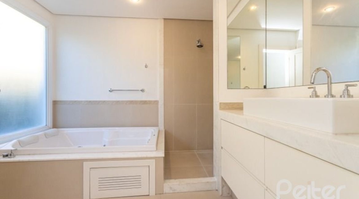 Casa em Condomínio à venda com 550m², 3 dormitórios, 3 suítes, 4 vagas, no bairro Terra Ville em PORTO ALEGRE