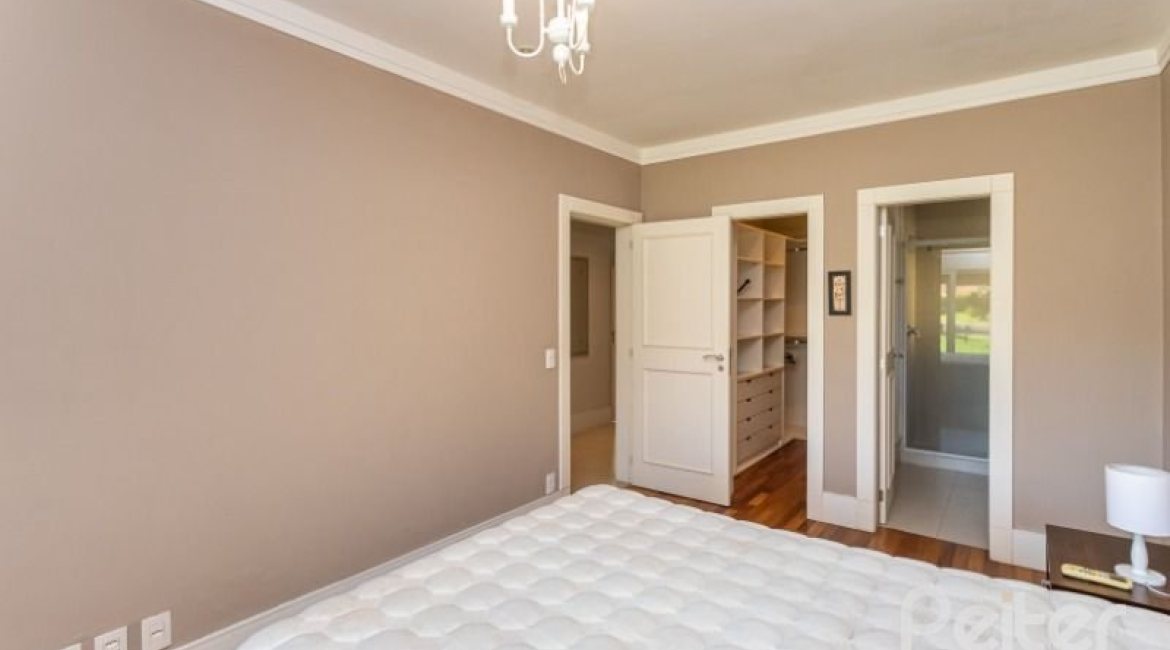 Casa em Condomínio à venda com 550m², 3 dormitórios, 3 suítes, 4 vagas, no bairro Terra Ville em PORTO ALEGRE