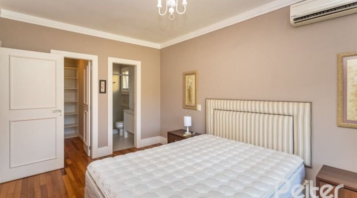 Casa em Condomínio à venda com 550m², 3 dormitórios, 3 suítes, 4 vagas, no bairro Terra Ville em PORTO ALEGRE