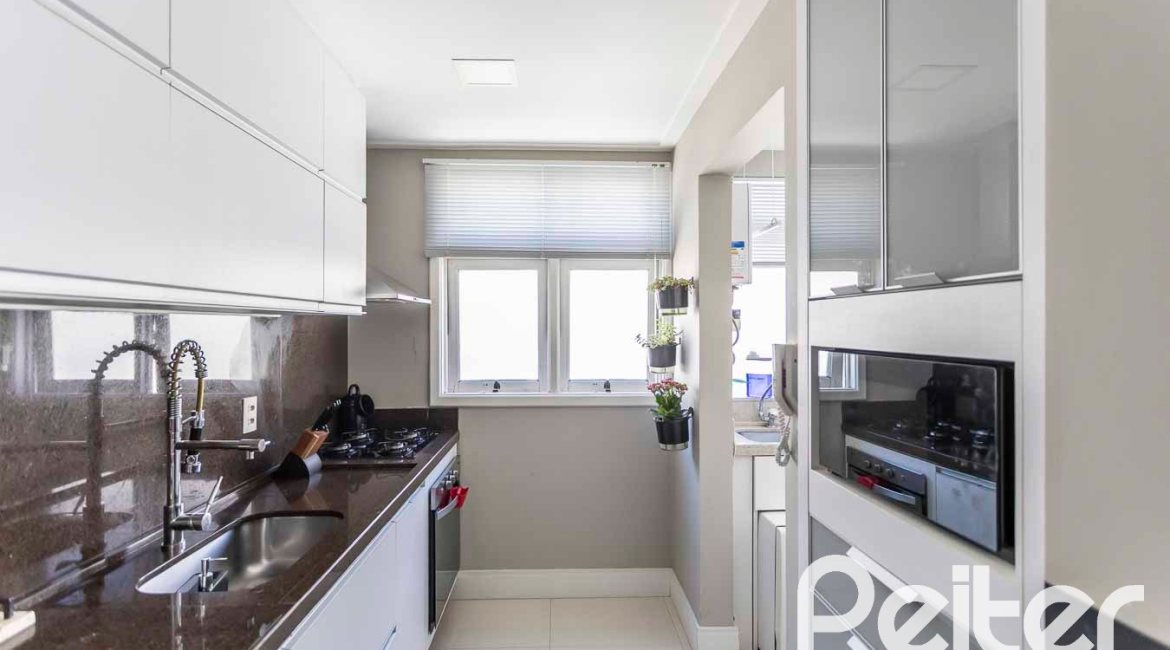 Cobertura à venda com 177m², 3 dormitórios, 1 suíte, 2 vagas, no bairro Tristeza em Porto Alegre