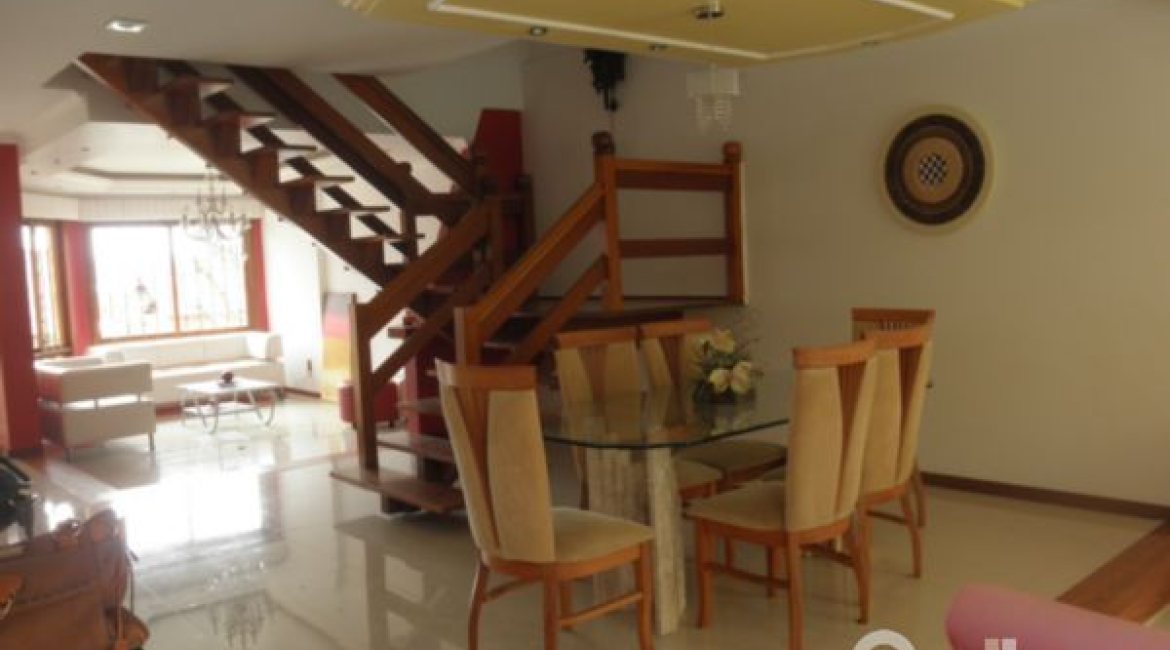 Casa à venda com 350m², 3 dormitórios, 1 suíte, 4 vagas, no bairro Ipanema em Porto Alegre