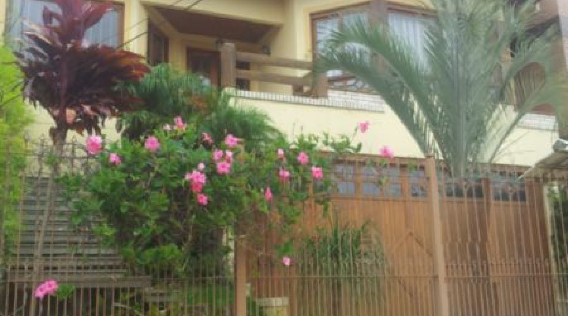 Casa à venda com 350m², 3 dormitórios, 1 suíte, 4 vagas, no bairro Ipanema em Porto Alegre