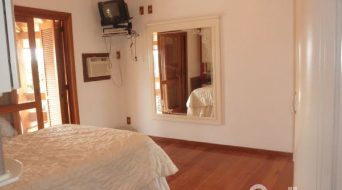 Casa à venda com 350m², 3 dormitórios, 1 suíte, 4 vagas, no bairro Ipanema em Porto Alegre