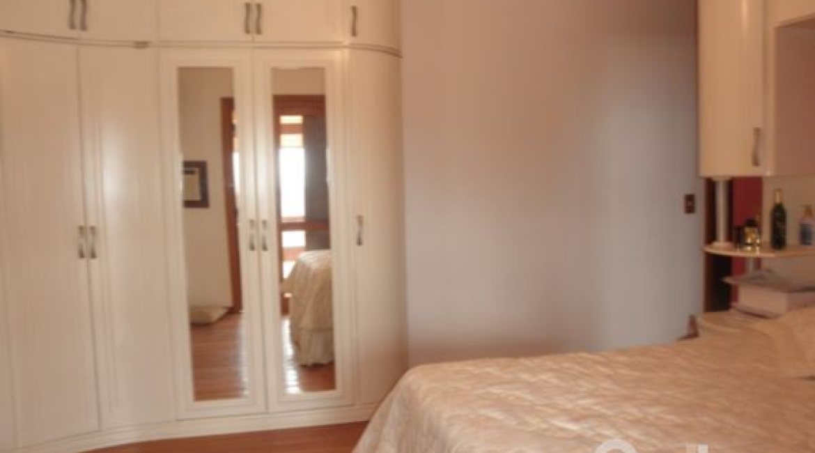 Casa à venda com 350m², 3 dormitórios, 1 suíte, 4 vagas, no bairro Ipanema em Porto Alegre