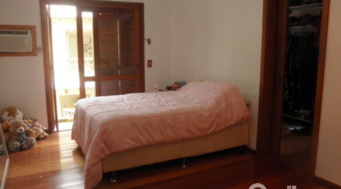 Casa à venda com 350m², 3 dormitórios, 1 suíte, 4 vagas, no bairro Ipanema em Porto Alegre