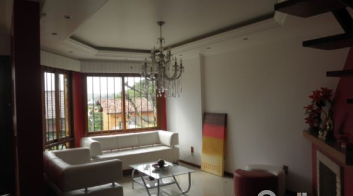 Casa à venda com 350m², 3 dormitórios, 1 suíte, 4 vagas, no bairro Ipanema em Porto Alegre