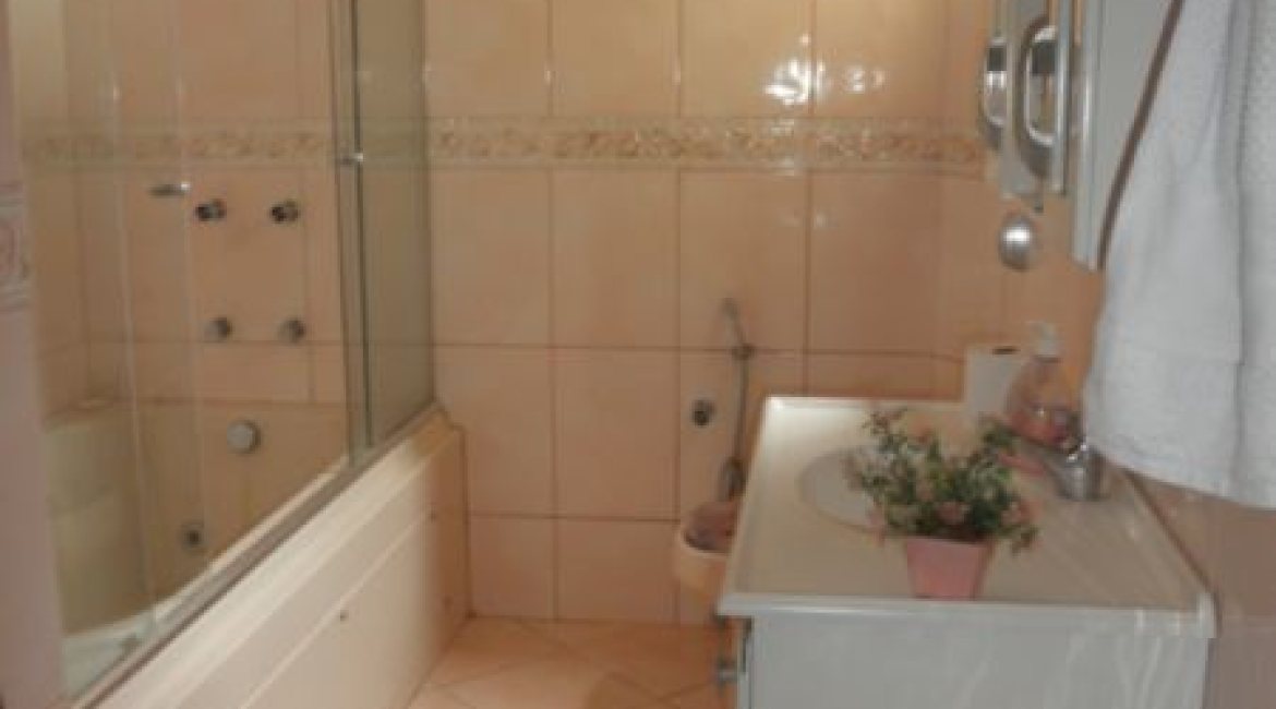 Casa à venda com 350m², 3 dormitórios, 1 suíte, 4 vagas, no bairro Ipanema em Porto Alegre