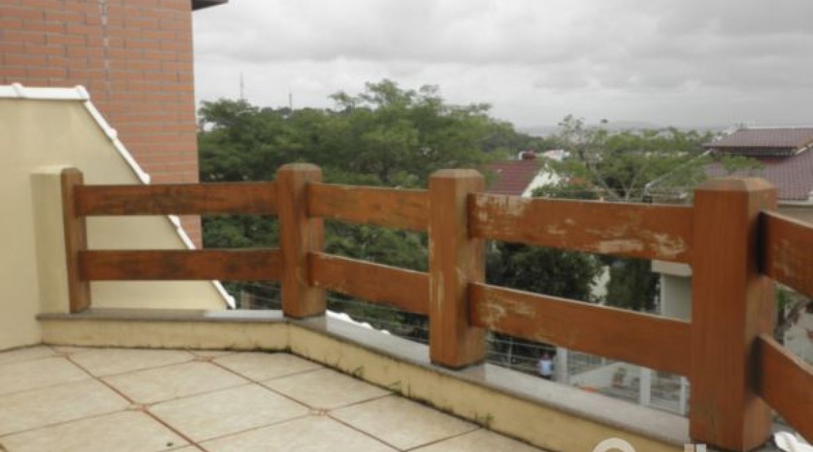 Casa à venda com 350m², 3 dormitórios, 1 suíte, 4 vagas, no bairro Ipanema em Porto Alegre