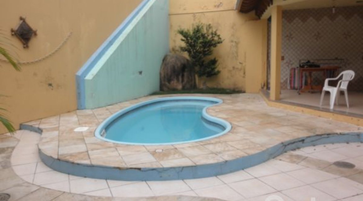 Casa à venda com 350m², 3 dormitórios, 1 suíte, 4 vagas, no bairro Ipanema em Porto Alegre