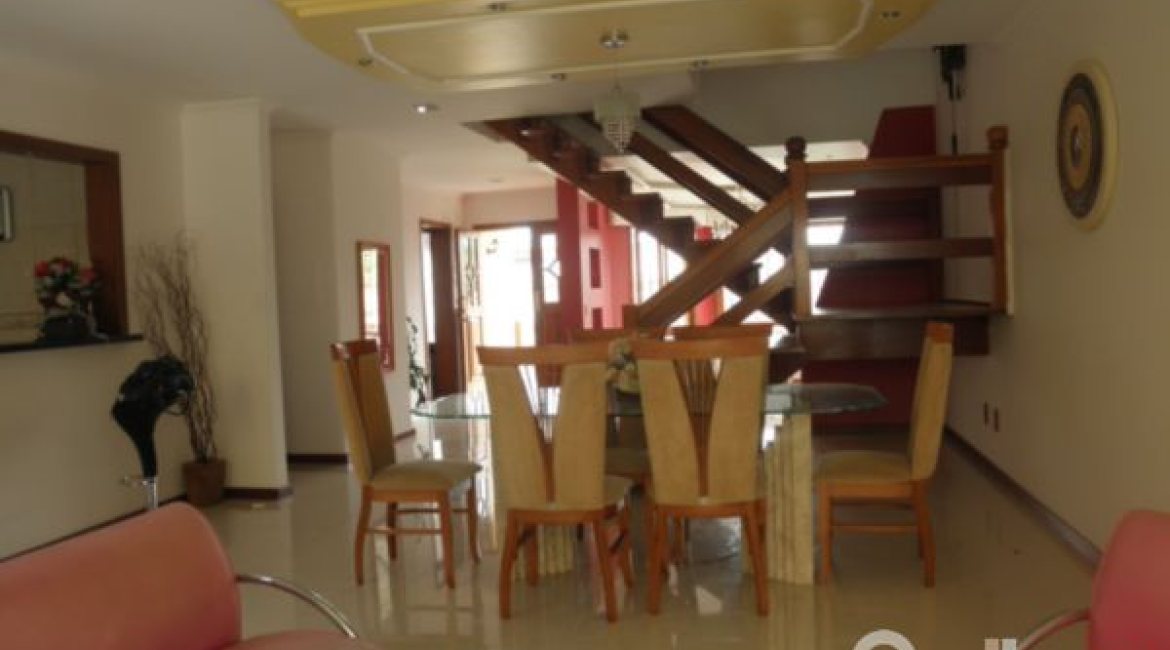 Casa à venda com 350m², 3 dormitórios, 1 suíte, 4 vagas, no bairro Ipanema em Porto Alegre