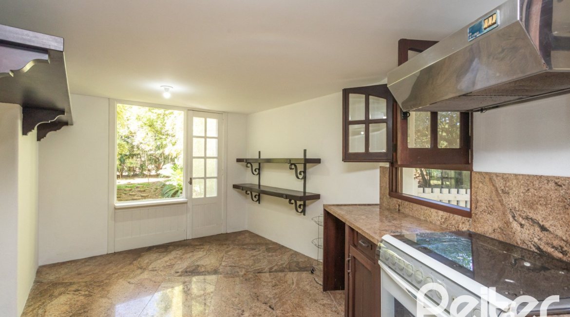 Casa em Condomínio à venda com 600m², 4 dormitórios, 4 suítes, 6 vagas, no bairro Cavalhada em PORTO ALEGRE